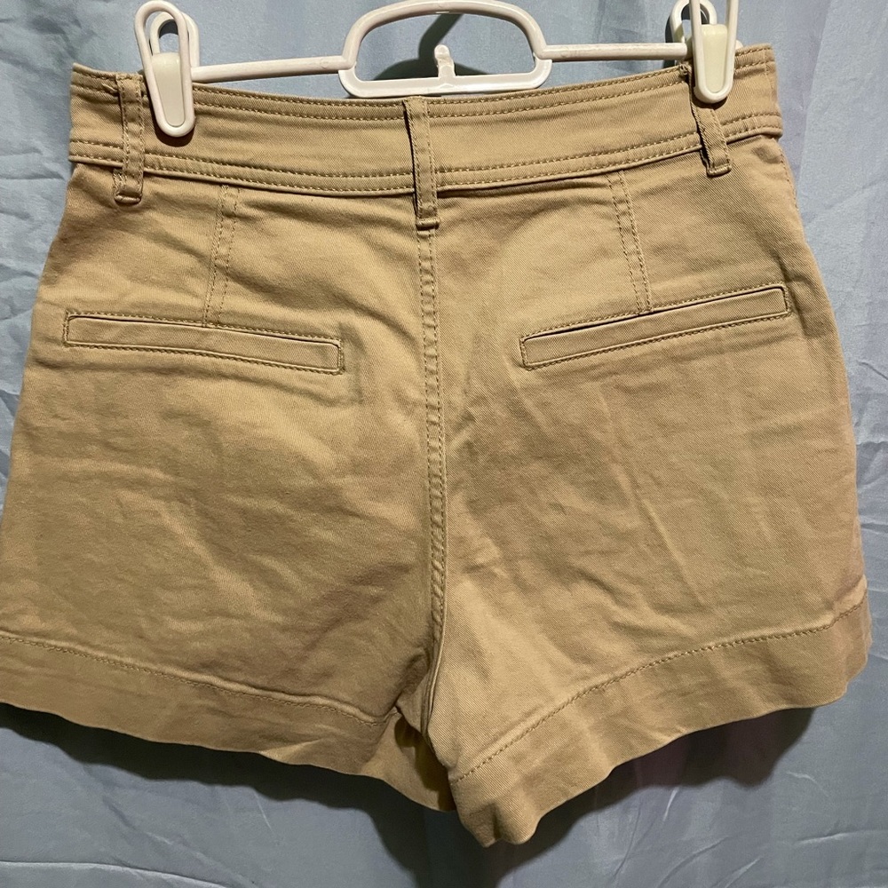 Nice short - Picture 2 of 3